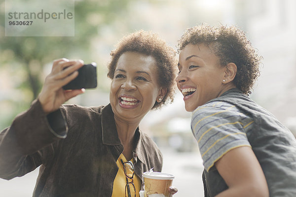 Zwei reife Freundinnen nehmen Smartphone Selfie auf die Straße