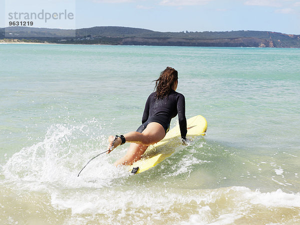 Surfer im Meer  Roadknight  Victoria  Australien