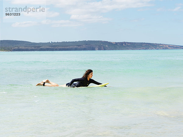 Surfer im Meer  Roadknight  Victoria  Australien