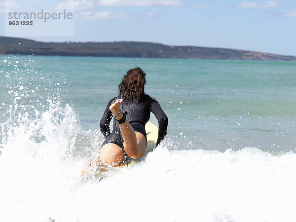 Surfer im Meer  Roadknight  Victoria  Australien