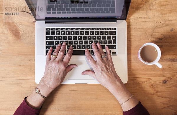 Seniorin mit Laptop  Konzentration auf die Hände