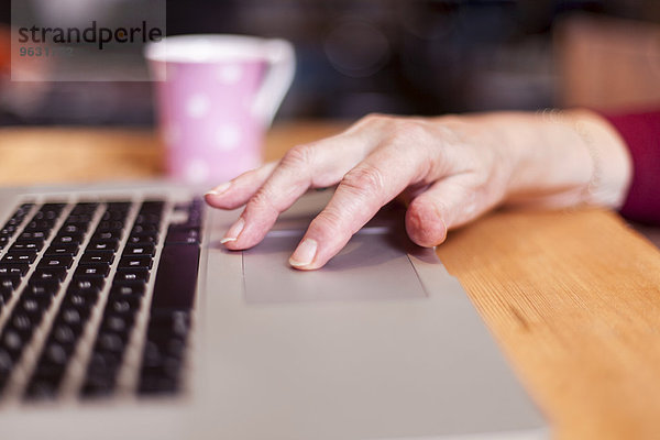 Seniorin mit Laptop  Konzentration auf die Hände