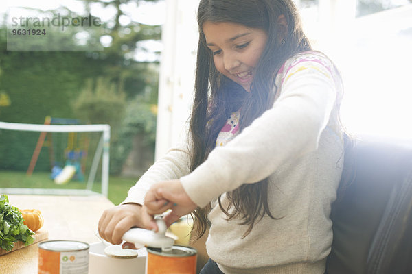 Mädchen am Küchentisch Eröffnung Dose Tomatensuppe