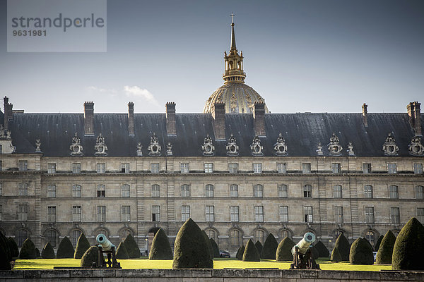 Blick auf Les Invalides und formale Gärten  Paris  Frankreich