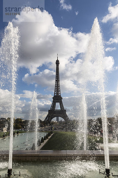 Blick auf Parkbrunnen und Eiffelturm  Paris  Frankreich