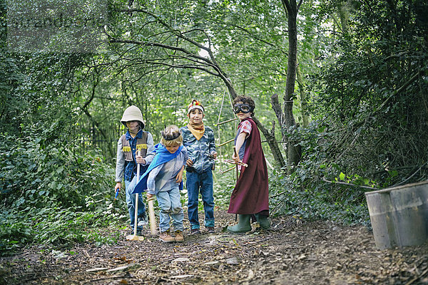 Vier Jungen im Wald verkleidet und spielend