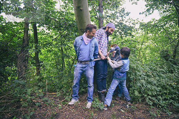 Zwei Männer von Jungen im Wald gefangen genommen