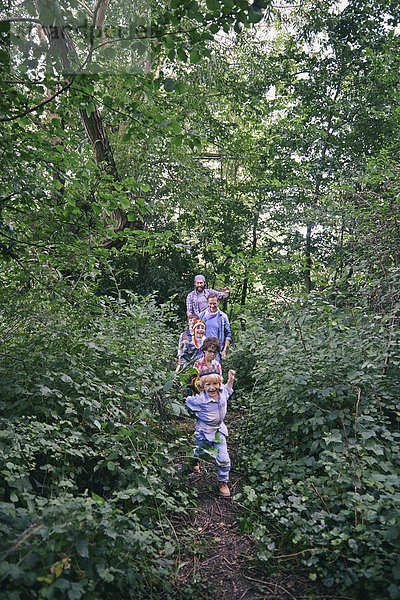 Väter und Söhne beim Verfolgen im Wald