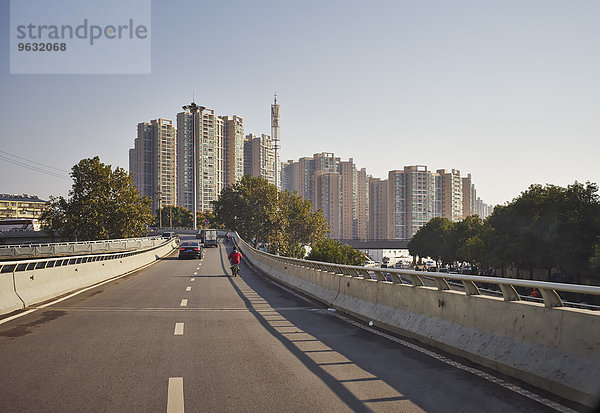 Stadtsilhouette und Autobahn  Changsha  Hunan  China