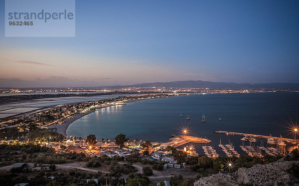 Blick auf die Küste bei Sonnenuntergang  Cagliari  Sardinien  Italien