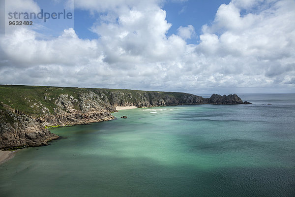 Blick auf Klippen und Küste  Porthcurno  Cornwall  UK