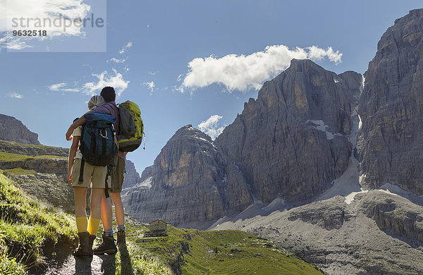 Rückansicht des Wanderpaares mit Blick über das Tal  Brenteihütte  Brenta Dolomiten  Italien