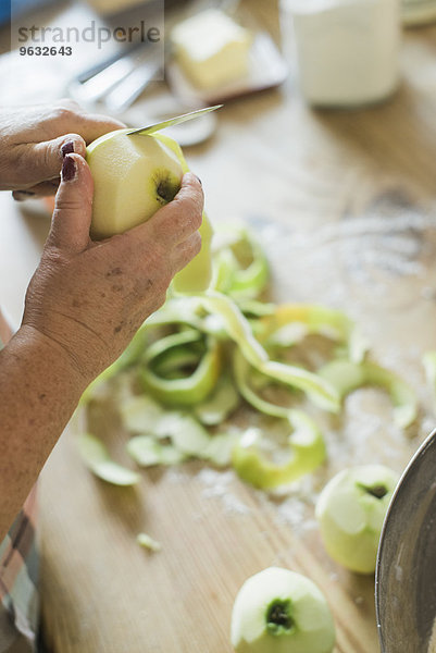 Frau grün Apfel abbröckeln