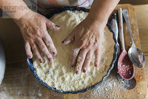 Frau Essgeschirr Frucht Produktion mischen streicheln Streusel Pudding