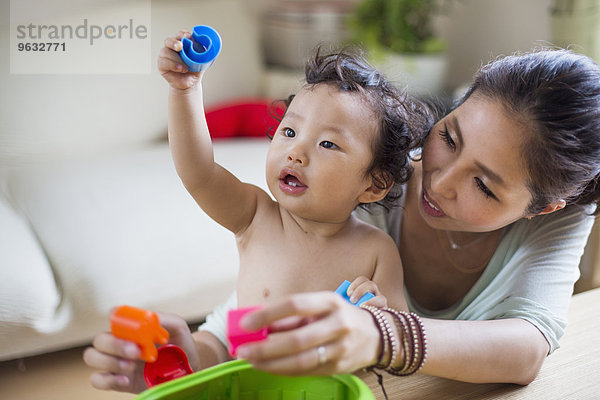 Junge - Person Mutter - Mensch Baby spielen