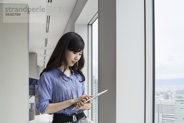 Frau arbeiten Gebäude Büro