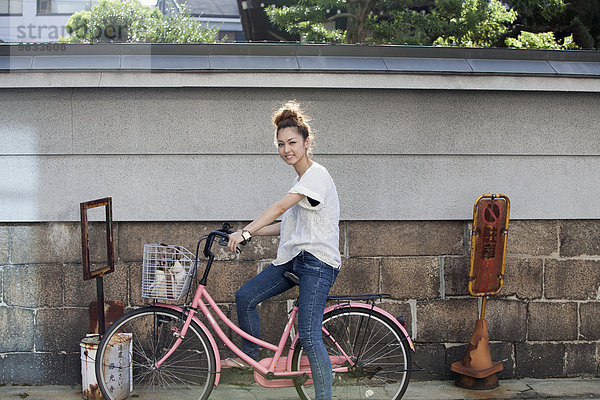 sitzend Frau pink Fahrrad Rad