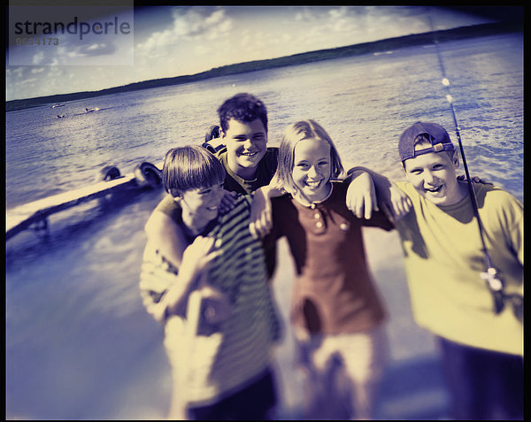 Wasserrand Jugendlicher lachen See Sommerurlaub
