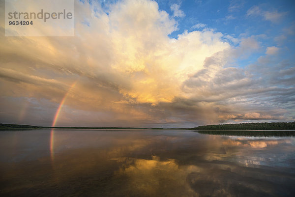 Wolke über dramatisch See Anordnung Regenbogen