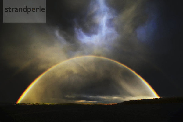 Landschaft über Brücke Regenbogen