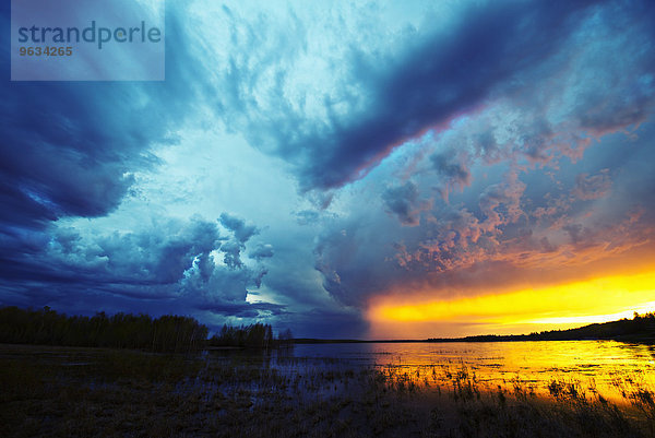 Wolke Sonnenuntergang über aufwärts Sturm Horizont See