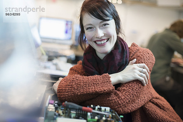 angelehnt Frau Computer lächeln reparieren Laden