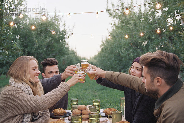Mensch Getränk Menschen Glas Lebensmittel zuprosten anstoßen Menschengruppe Menschengruppen Gruppe Gruppen Obstgarten Apfel Tisch Apfelwein