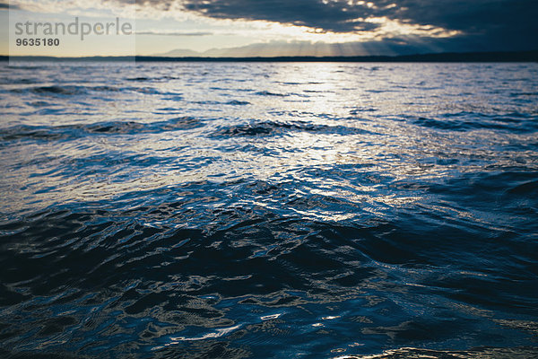 Wasser Sonnenuntergang über Geräusch Abenddämmerung Kapuze