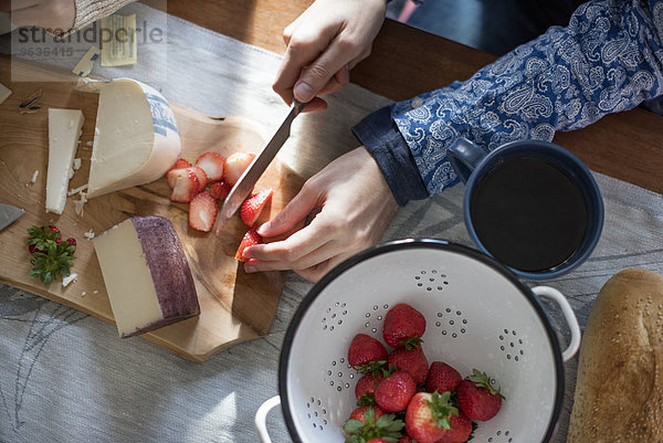 einsteigen Frau Brot schneiden Vielfalt Käse Erdbeere Tisch
