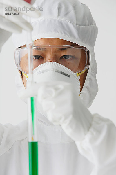 Mann Chemie arbeiten jung Schutz japanisch
