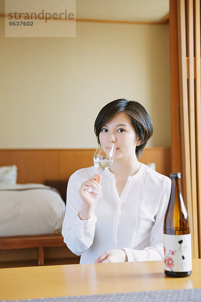 Sake Frau jung trinken japanisch