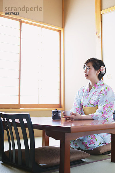 Frau jung trinken japanisch Tee Yukata