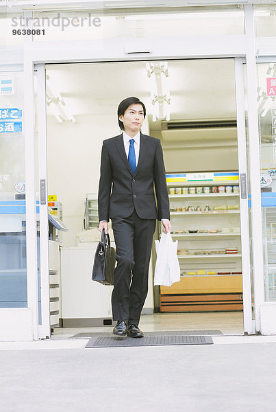 Geschäftsmann Laden jung aussteigen Zweckmäßigkeit japanisch