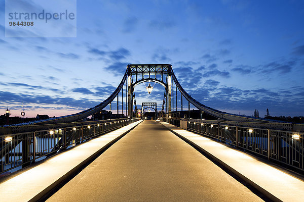 Kaiser-Wilhelm-Brücke  historische Drehbrücke von 1907 im Hafen  Wilhelmshaven  Niedersachsen  Deutschland  Europa