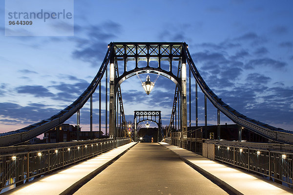 Kaiser-Wilhelm-Brücke  historische Drehbrücke von 1907 im Hafen  Wilhelmshaven  Niedersachsen  Deutschland  Europa