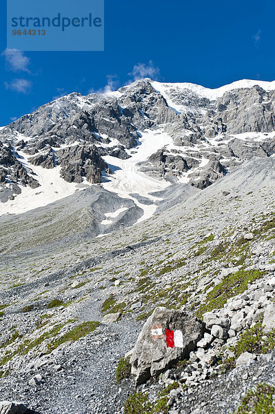 Rot-weiße Wegmarkierung  Wanderpfad  Gipfel des Ortler  3905 m  Ortler-Alpen  Nationalpark Stilfser Joch  bei Sulden  Solda  Trentino-Südtirol  Italien  Europa