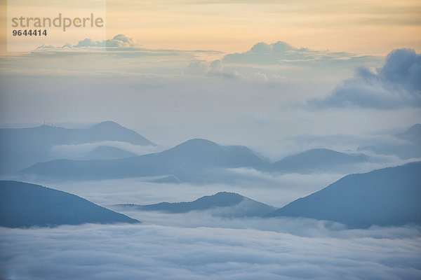 Sonnenaufgang über den Wolken  Monte Cucco  Umbrien  Apennin  Italien  Europa