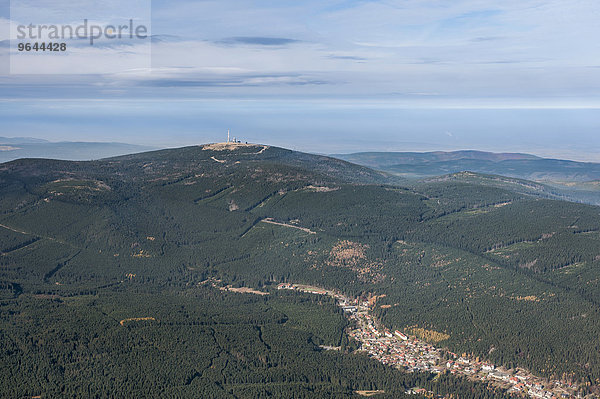 Luftaufnahme  Oberharz mit Brocken  1141 2 m ü. NHN  vorn Ortschaft Schierke  Nationalpark Harz  Mittelgebirge  Sachsen-Anhalt  Deutschland  Europa
