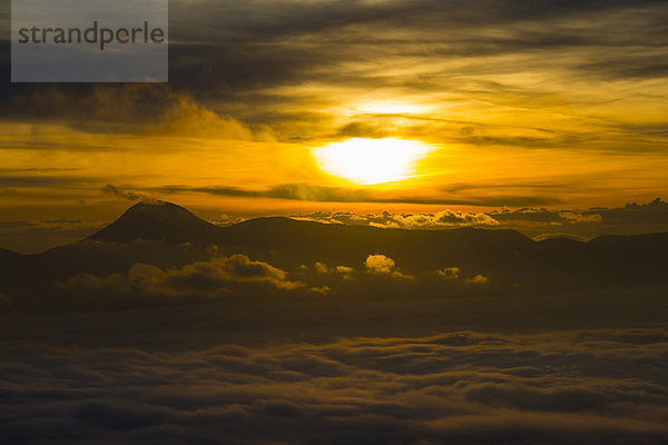 Silhouette eines Berges bei Sonnenaufgang über den Wolken  Region Marken  Italien  Europa