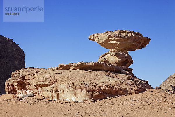 Balancierender Felsen  Pilz  Wadi Rum  Wüste  Jordanien  Asien