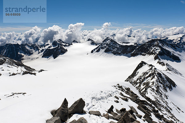 Ausblick auf verschneite Gipfel im alpinen Hochgebirge von der Vertainspitze  Cima Vertana  Laaser Ferner  Ortler-Alpen  Nationalpark Stilfser Joch  bei Sulden  Solda  Trentino-Südtirol  Italien  Europa