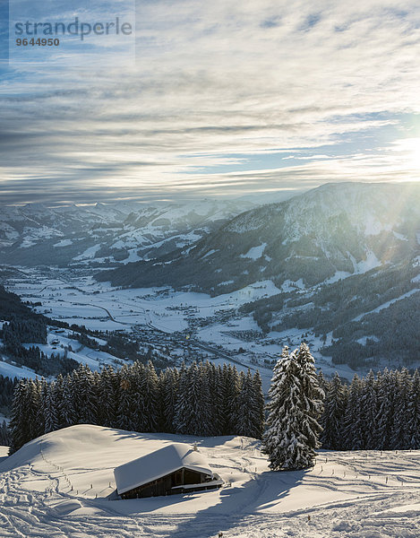 Hütte im Skigebiet mit Ausblick auf die Alpen  Brixen im Thale  Tirol  Österreich  Europa