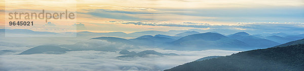 Silhouette der Berge bei Sonnenaufgang mit Wolken und Nebel  Apennin  Umbrien  Italien  Europa