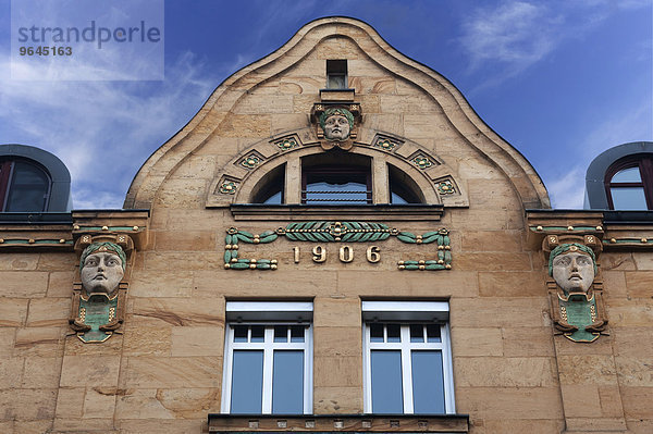 Fassadenabschluss eines Jugendstilhauses von 1906  Nürnberg  Mittelfranken  Bayern  Deutschland  Europa