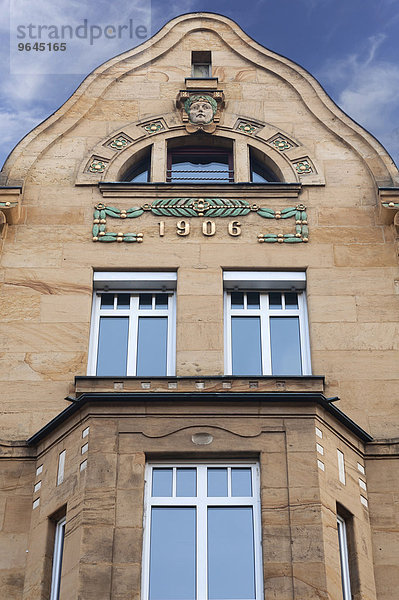 Giebelabschluss einer Jugenstilfassade von 1906  Nürnberg  Mittelfranken  Bayern  Deutschland  Europa
