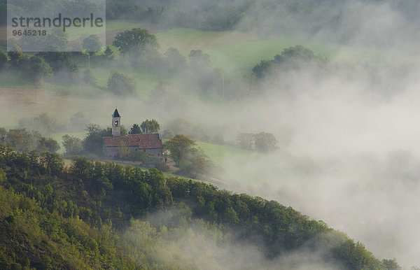Luftaufnahme von einer kleinen Kirche im Nebel  Monte Cucco  Apennin  Umbrien  Italien  Europa