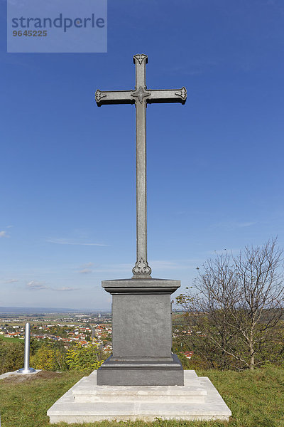 Schwarzes Kreuz von 1898 zur Erinnerung an die Ermordung der Kaiserin Elisabeth  Draßburg  Nordburgenland  Burgenland  Österreich  Europa