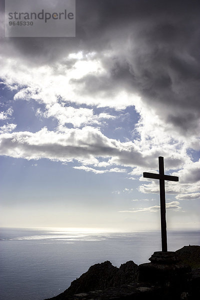 Kreuz an einer Steilküste mit Gewitterwolken  dramatische Stimmung  Santa Cruz de la Palma  La Palma  Kanarische Inseln  Spanien  Europa