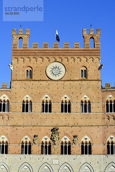 Fassade des Palazzo Pubblico  Rathaus  an der Piazza del Campo  Siena  Provinz Siena  Toskana  Italien  Europa