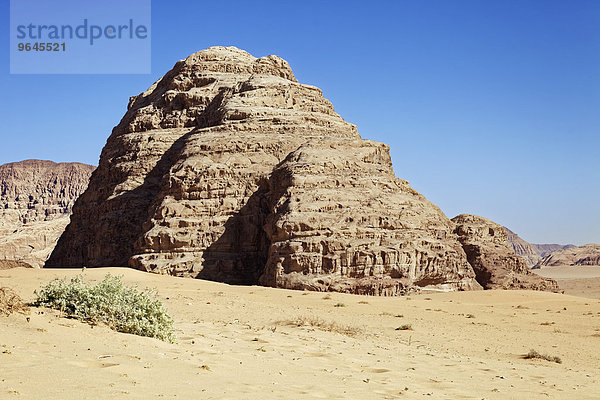 Wüstenebene mit Sandsteinfelsen  Wüste  Wadi Rum  Jordanien  Asien
